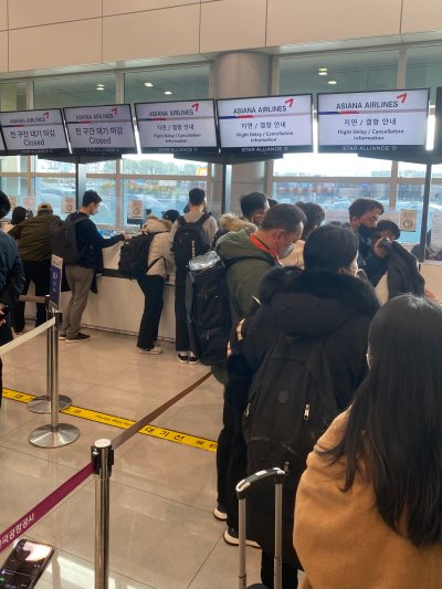 공항 항공사 카운터 앞에 줄 선 승객들